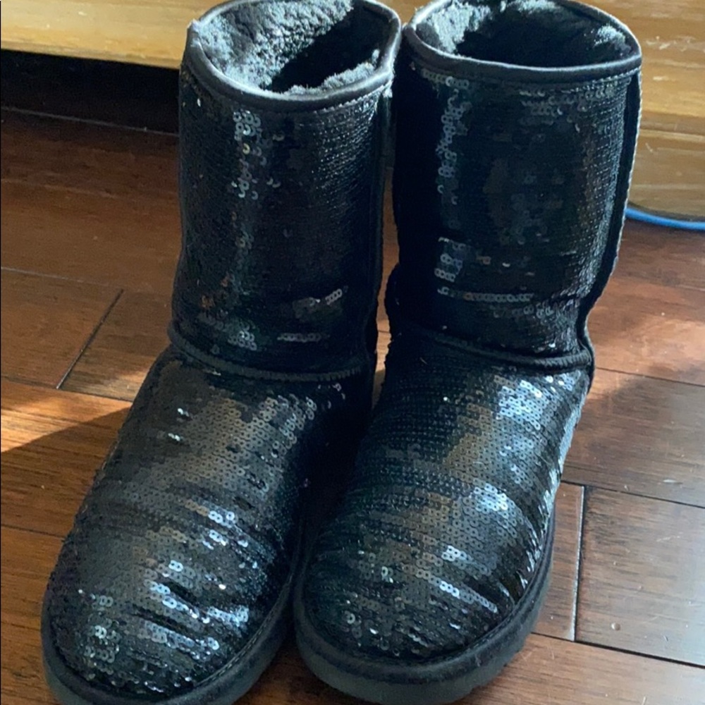 Black sequin short Ugg’s. Size 8.